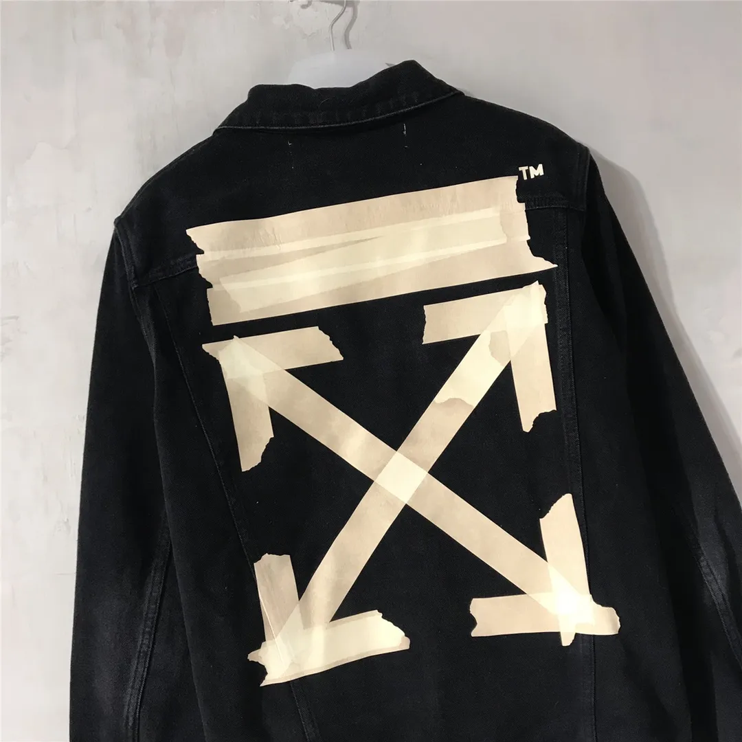 Top tested version OFF WHITE classic tape patch arrow OW men's and women's black denim jacket. The heat transfer process used for printing is not explained in detail. Everyone who has bought my tape series knows the quality. With anti-counterfeiting technology on the back, this is a truly over-the-top off-white yellow tape denim jacket with a distinctive signature and unique high street style! The stylized design is printed on a classic frame, and a layer of foundation-colored colloid with a graffiti effect is superimposed on the printing. It is visually very consistent with the theme, as if a layer of tape has been pasted, and the design is brilliant! Heavy black denim is more tough and retro, with heavy processing of the main elements and a micro-profile version that can be worn by both men and women! Street inkjet arrows, the arrow symbols on the signboard on the back are given different shapes due to different city restrictions. Surrounding the more street-style inkjet elements, the big arrow on the back and the frequent OFF circle graffiti in autumn and winter, the inkjet visual sense of street graffiti is everywhere! Full set of customized accessories Size chart